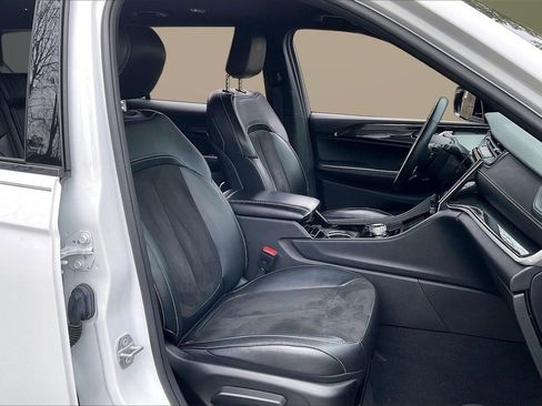 Certified 2022 Jeep Grand Cherokee L Laredo image 23