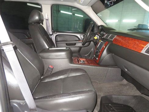 Used 2013 Chevrolet Avalanche LTZ image 33