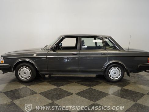 Used 1988 Volvo 240 Sedan RWD image 8
