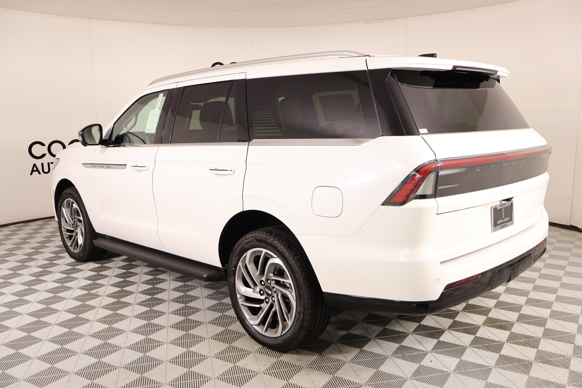 New 2026 Lincoln Navigator Premiere AWD/4WD image 23