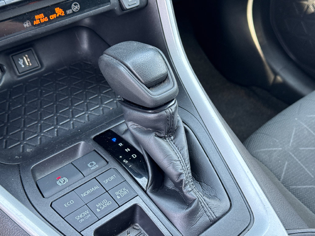 Used 2025 Toyota RAV4 XLE AWD/4WD image 32