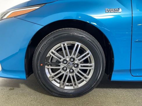 Used 2018 Toyota Prius Prime Premium image 11