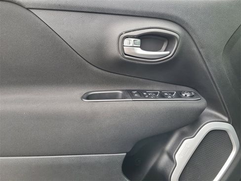 Used 2020 Jeep Renegade Latitude w/ Cold Weather Group image 11