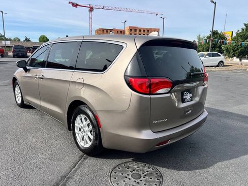 Used 2017 Chrysler Pacifica Touring FWD image 5