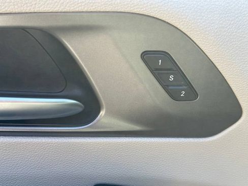 Used 2022 Chrysler Pacifica Touring-L FWD image 12