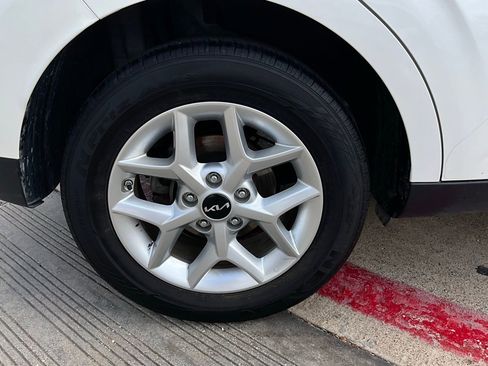 Used 2025 Kia Soul LX w/ LX Technology Package image 9