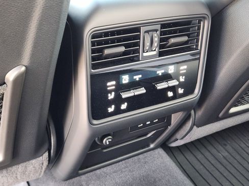 Used 2024 Porsche Cayenne image 38