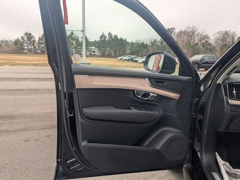 Used 2025 Volvo XC90 B6 Plus image 11