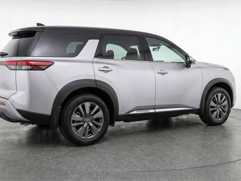 Used 2025 Nissan Pathfinder SV image 9