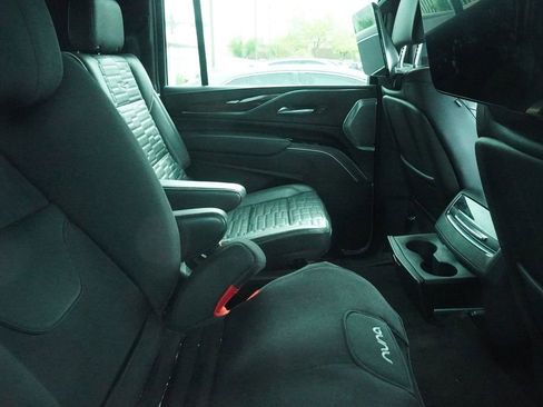 Used 2023 Cadillac Escalade ESV Sport Platinum w/ LPO, ONYX Package image 7