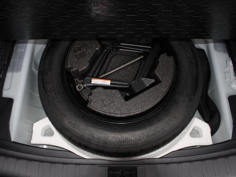 Used 2024 Toyota RAV4 XLE w/ Convenience Package image 9