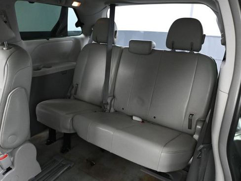 Used 2014 Toyota Sienna XLE image 36