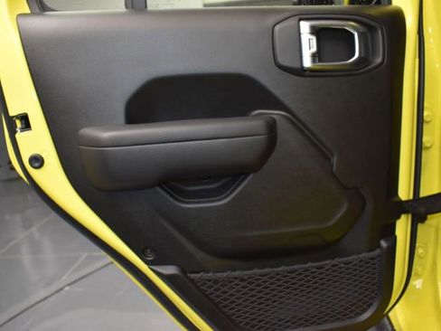 Used 2024 Jeep Gladiator Mojave w/ Technology Group image 15