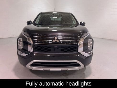 New 2025 Mitsubishi Outlander SE image 8