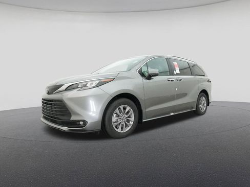 New 2026 Toyota Sienna XLE image 17