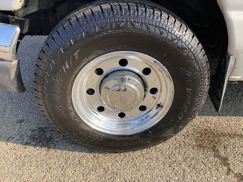 Used 2005 Ford E-350 and Econoline 350 Extended Super Duty RWD image 10