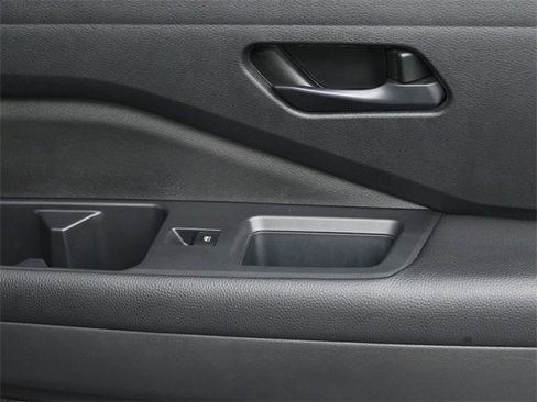 Used 2025 Nissan Pathfinder SV image 31