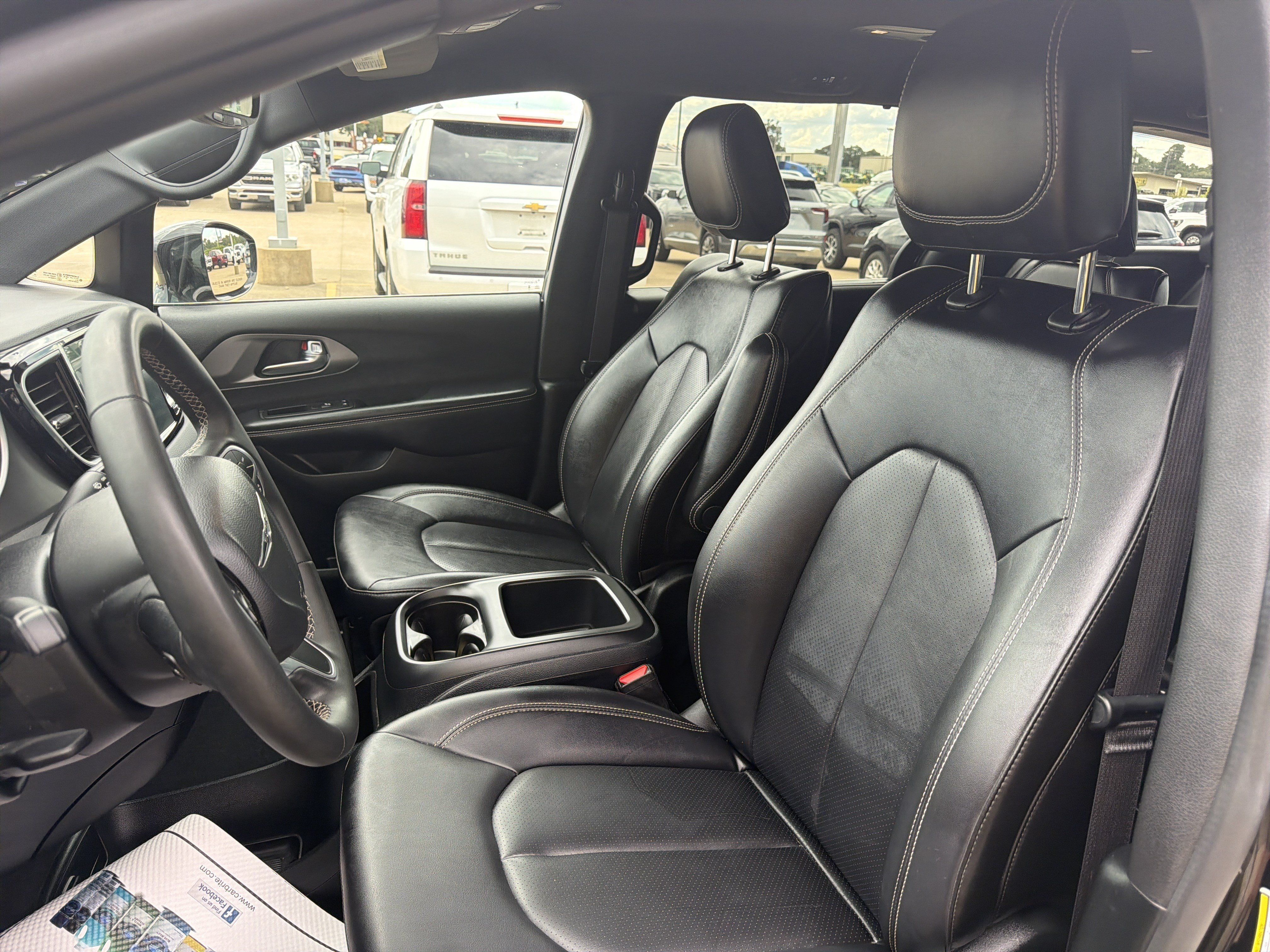 Used 2025 Chrysler Pacifica Select FWD image 5