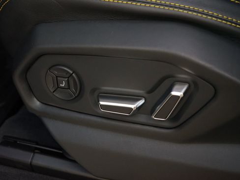 Used 2021 Lamborghini Urus AWD/4WD image 24