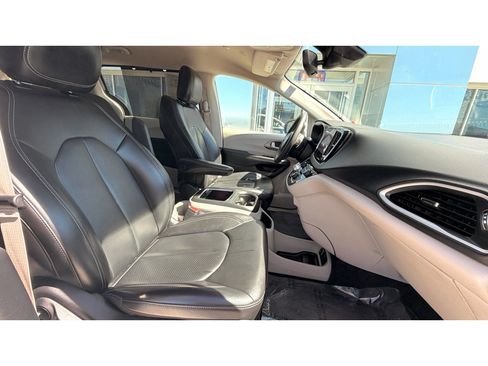 Used 2023 Chrysler Pacifica Touring-L FWD image 12