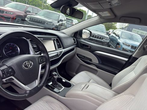 Used 2019 Toyota Highlander Plus AWD/4WD image 25