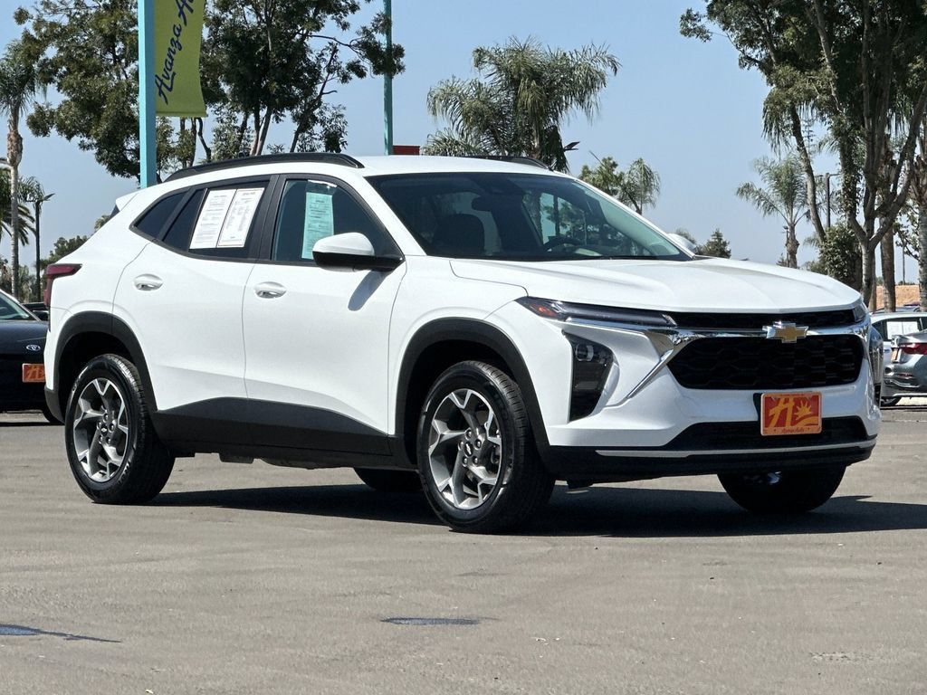 Used 2025 Chevrolet Trax LT FWD image 1