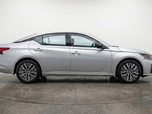 Used 2025 Nissan Altima 2.5 SV image 8