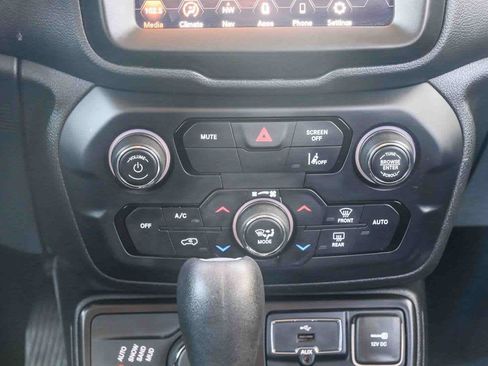 Used 2023 Jeep Renegade Latitude AWD/4WD image 15