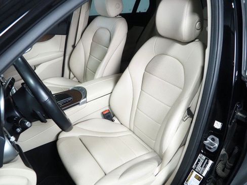 Used 2022 Mercedes-Benz GLC 300 4MATIC image 13