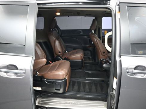 Used 2018 Toyota Sienna Limited image 40
