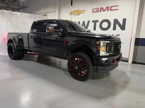Used 2022 Ford F350 Platinum AWD/4WD image 2