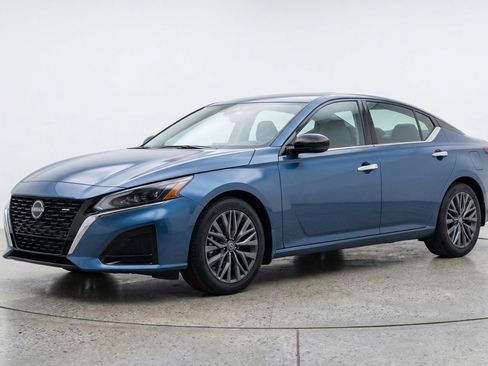 Used 2025 Nissan Altima 2.5 SV image 3