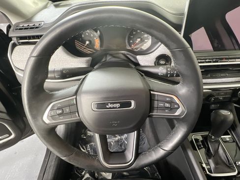 Used 2022 Jeep Compass Latitude w/ Sun and Sound Group AWD/4WD image 11