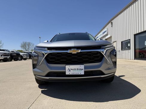 Used 2025 Chevrolet Trax LT w/ LT Convenience Package FWD image 25