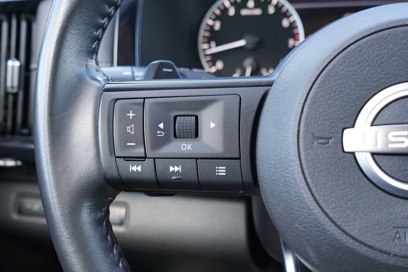 Used 2025 Nissan Pathfinder SV FWD image 14