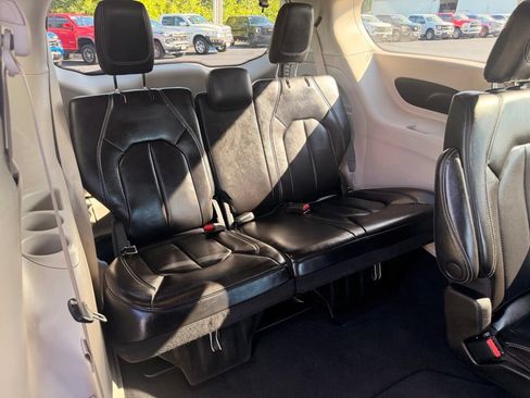 Used 2023 Chrysler Pacifica Touring-L FWD image 43