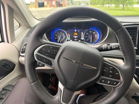 Used 2024 Chrysler Pacifica Touring-L AWD/4WD image 5