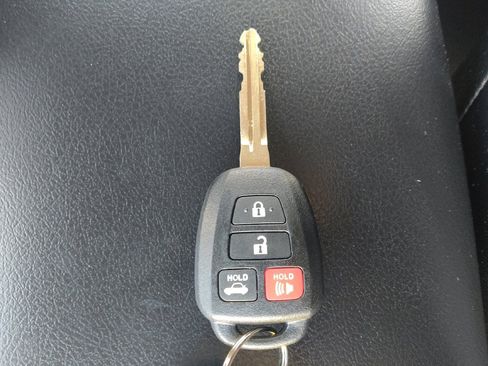 Used 2016 Toyota Camry SE FWD image 32