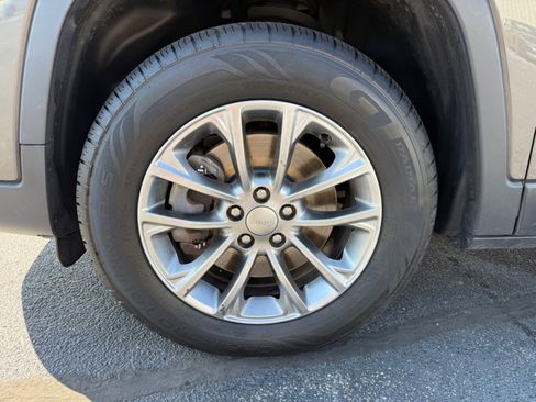 Used 2019 Jeep Cherokee Latitude Plus w/ Comfort/Convenience Group image 35