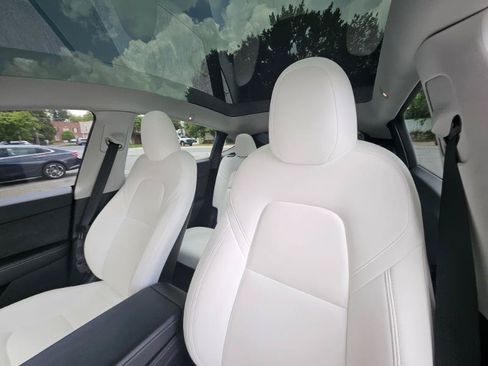 Used 2024 Tesla Model Y Long Range RWD image 38