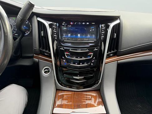 Used 2020 Cadillac Escalade Luxury w/ Escalade Sport Edition image 24