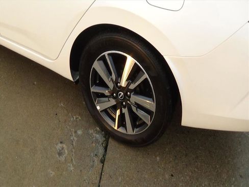 Used 2025 Nissan Versa SV image 9