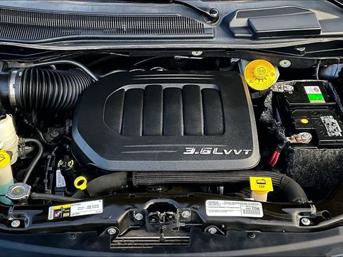 Used 2015 Chrysler Town & Country Touring-L w/ Driver Convenience Group image 25