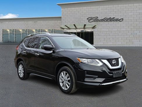 Used 2018 Nissan Rogue SV image 3