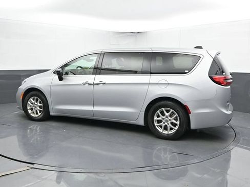 Used 2024 Chrysler Pacifica Touring-L FWD image 9