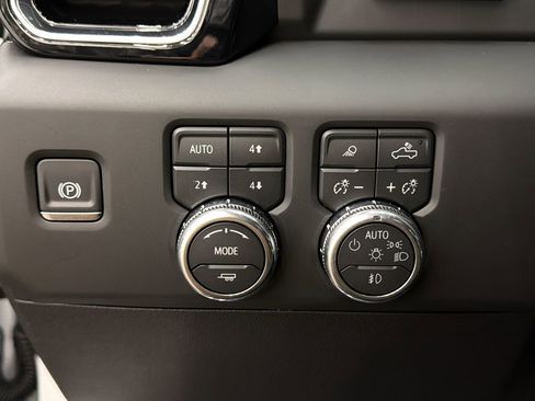 Used 2026 GMC Sierra 3500 Denali w/ Technology Package image 24