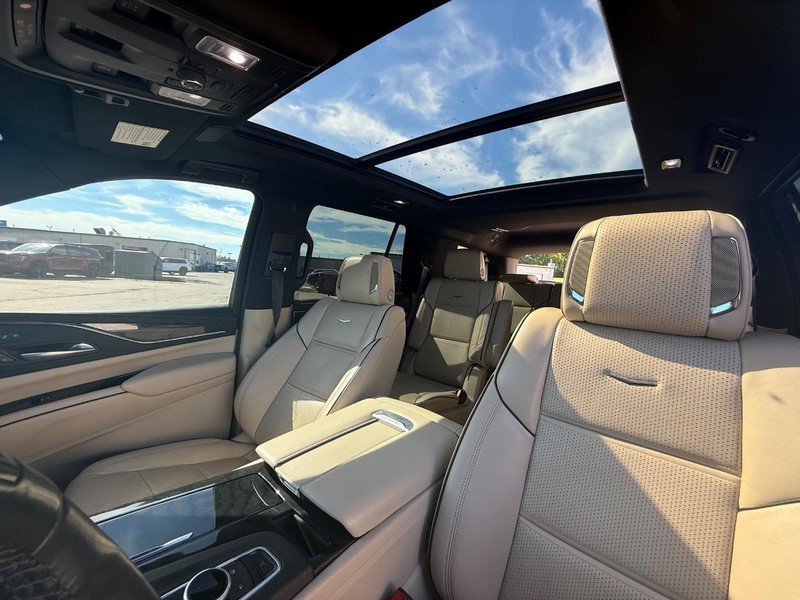 Used 2024 Cadillac Escalade Premium Luxury AWD/4WD image 28