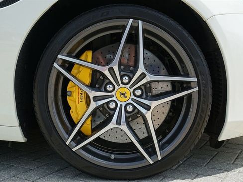 Used 2017 Ferrari California T RWD image 30