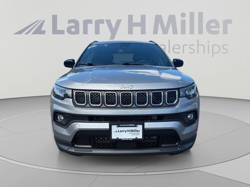 Used 2024 Jeep Compass Latitude AWD/4WD image 8