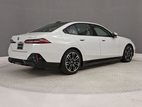 New 2026 BMW 550e xDrive w/ Premium Package AWD/4WD image 7
